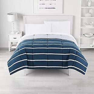 Queen Down-Alternative Comforter $30