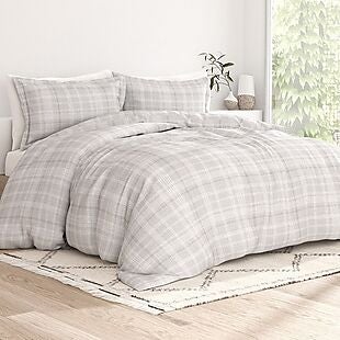 Linens & Hutch