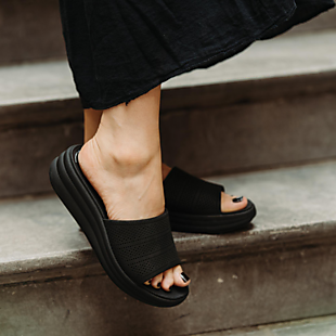 Clarks Flash Sale: 30% Off 450 Styles
